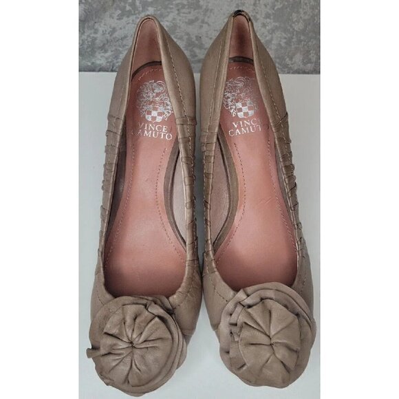Vince Camuto Womens Heels 7.5B Cone TAUPE Leather Closed Round Toe Flower, NWOT - Picture 4 of 16